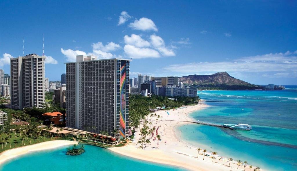 Honolulu Vacation Travel Guide in Hawaii, USA : Hilton Hawaiian Village Waikiki Beach Resort ($257