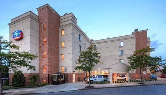 Guide to Cheap Hotels in Queens -Fairfield Inn New York LaGuardia Airport /Flushing